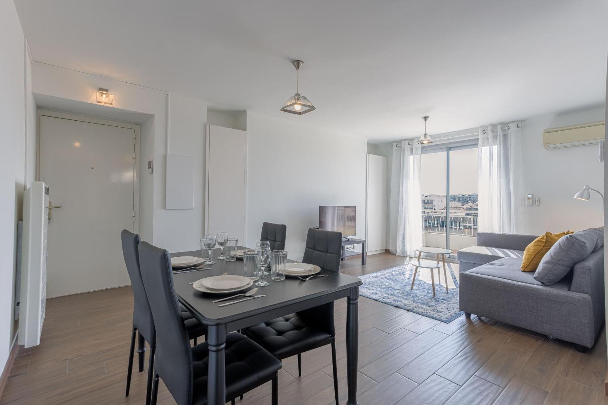 Diplomate - 2 Chambres, 15mn Du Palais, Charmant, Balcon, Clim Appartement